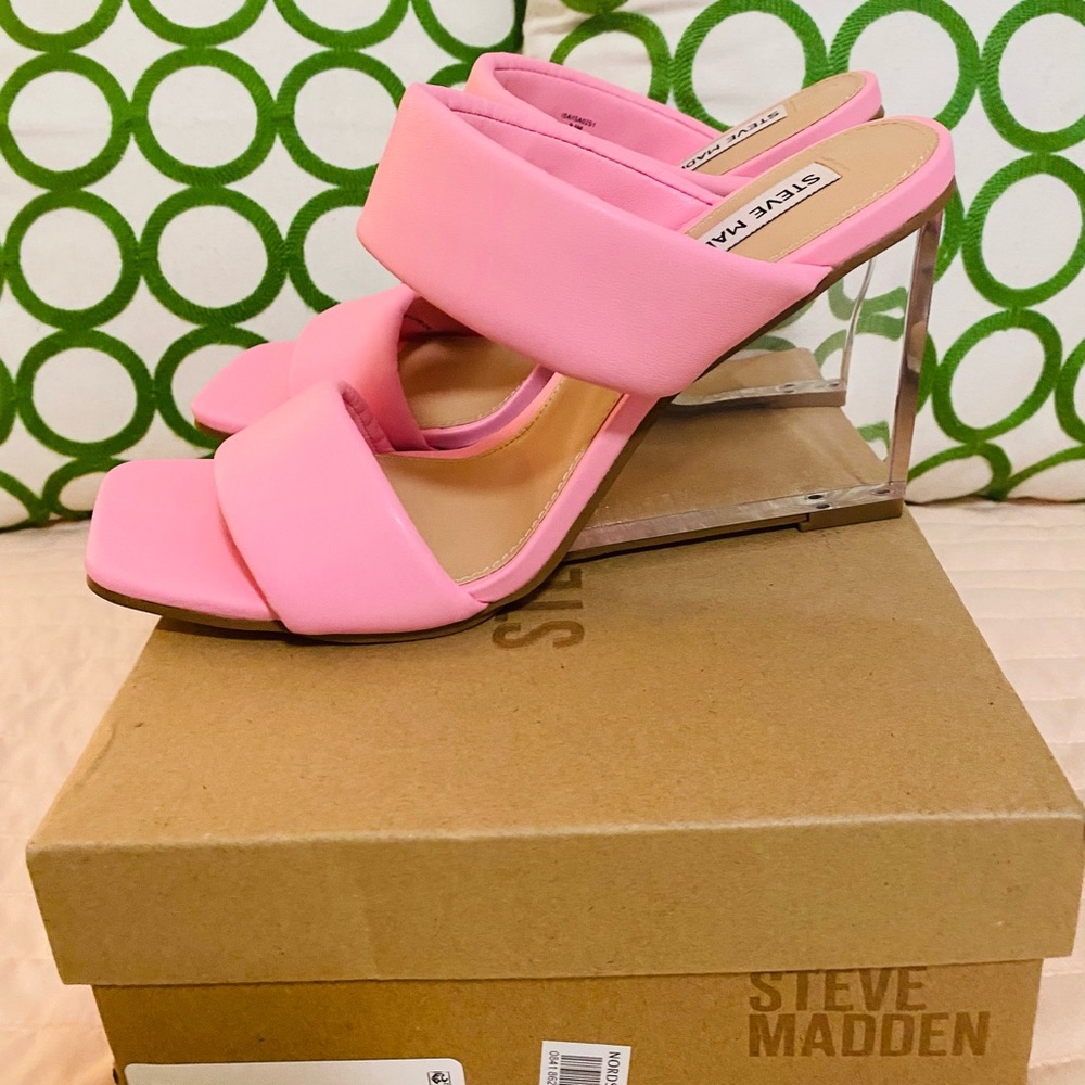 Brand new with box, never worn, without tags. Steve Madden pink Isa wedges.